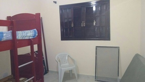 Quarto solteiro com beliche e uma viva la e colchoes