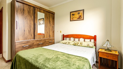 Quarto da suite com guarda-roupa