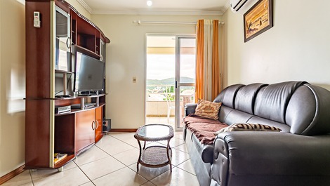 Sala com armário e eletroeletrônicos