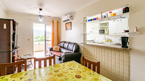 Conjunto sala, copa, cozinha e sacada