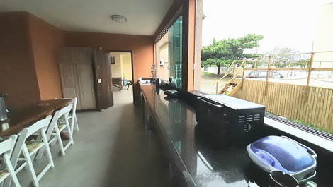 Churrasqueira com espaço gourmet, 1° piso.