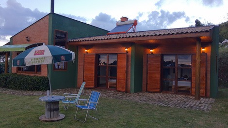 Gramado na frente dos quartos