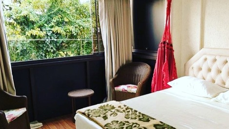 Alugo flats na península no Guarujá, praia de enseada, 30m do mar