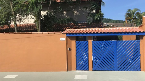 CASA A 100M DE LA PLAYA, CERCA DE TODO!