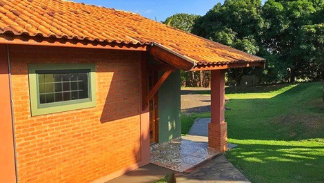 Chácara Luca, com ar condicionado.