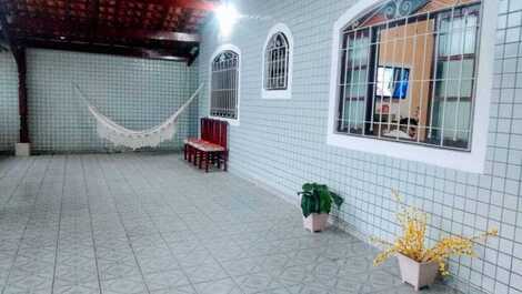 Season house 3 block from the beach -🏖️⛱️🌻