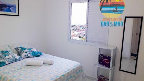 Quarto de casal, linda vista para o bairro martim de sá e oceano. secador e ferro de passar.