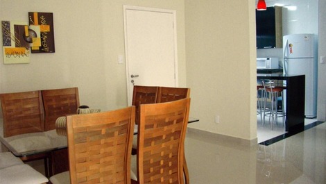 Sala de jantar com vista da cozinha