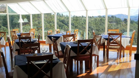 Restaurante do condomínio com vista para as montanhas 