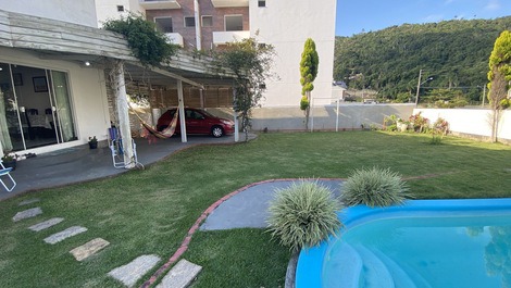 Estupenda casa con piscina y amplio jardín