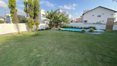 Estupenda casa con piscina y amplio jardín