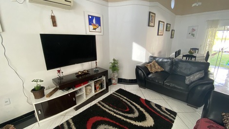 Estupenda casa con piscina y amplio jardín