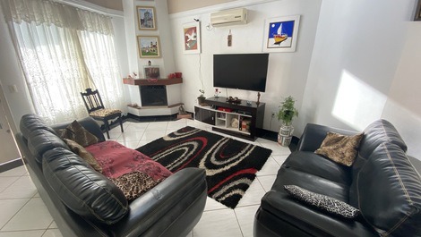 Estupenda casa con piscina y amplio jardín