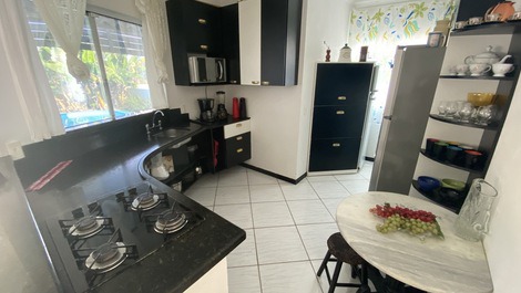 Estupenda casa con piscina y amplio jardín