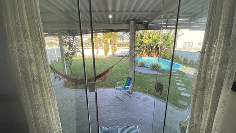 Estupenda casa con piscina y amplio jardín