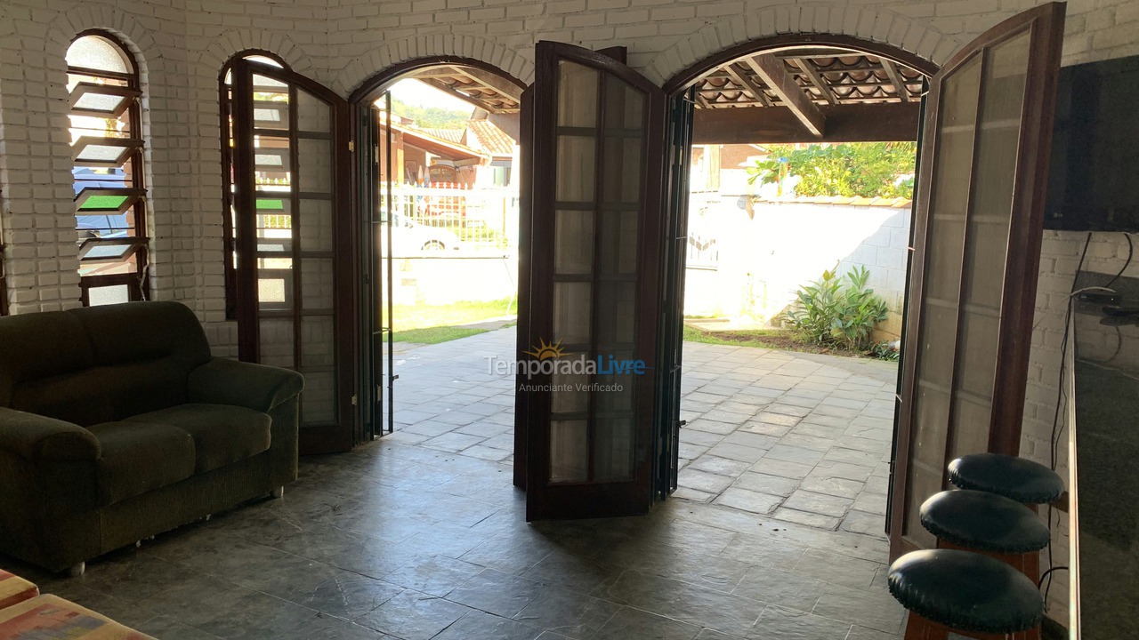 Casa para aluguel de temporada em Ubatuba (Praia das Toninhas)