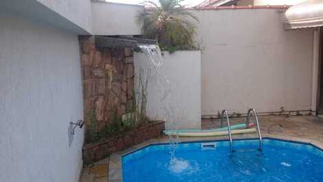 Casa para alugar temporada, com piscina, área de lazer e suíte