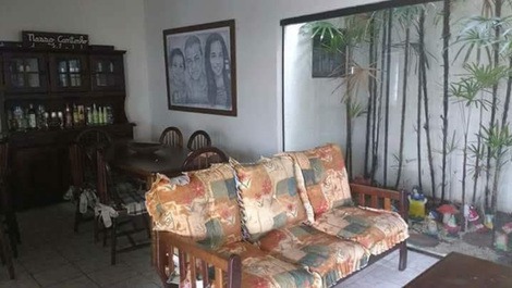 Casa para alugar temporada, com piscina, área de lazer e suíte
