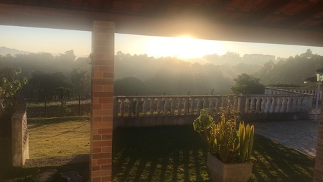 Linda chácara em condomínio fechado