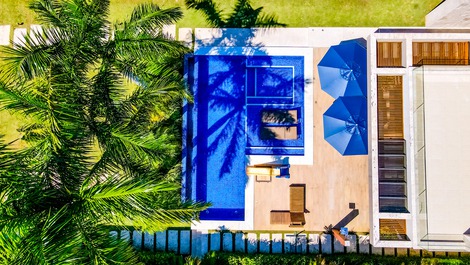 Mansion in a gated community, close to the sea, in Guarajuba-Ba