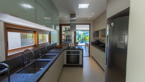 Mansion in a gated community, close to the sea, in Guarajuba-Ba