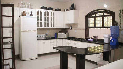 Cozinha térreo c/ acesso a área aberta para suas refeições.