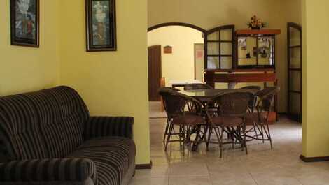 Sala conjugada com tv. para o descaso da família.