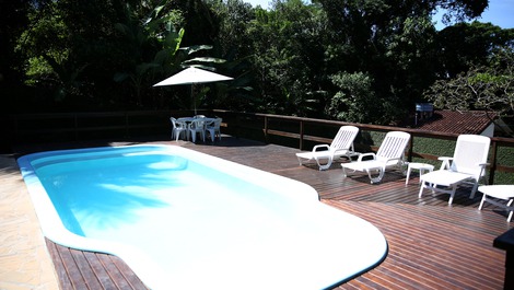 Relaxe nesta piscina em meio à mata atlântica 