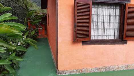 Casa no meio do terreno!