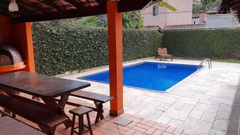 Área de churrasqueira ao lado da piscina!