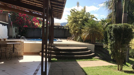 Área de churrasqueira com vista pra piscina 