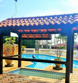 Barzinho seco no mesmo nível que a piscina, para servir o churras para a galera...