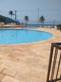 Duas piscinas, infantil e de adultos!                    no deck uma linda vista do mar! praia martim de sá! um santo remédio para a alma!