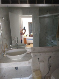 Banheiro com ducha higiênica, chaveiro elétrico e box!