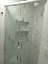 Banheiro com nichos e box!