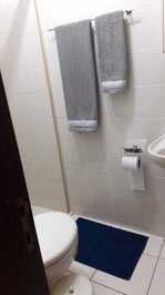 Banheiro social, ao lado do segundo quarto.