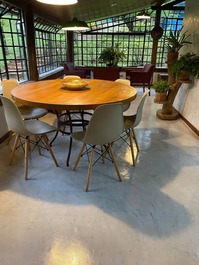 Sala de jantar com duas mesas