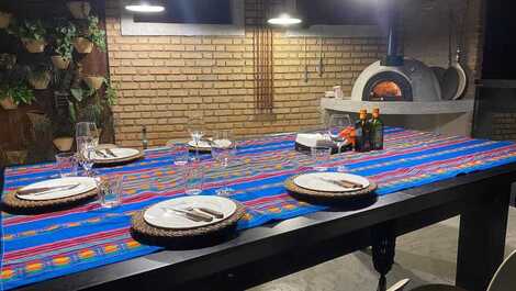 Varanda- parte da sinuca que vira mesa de jantar e forno a lenha