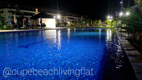 Foto noturna de uma das piscinas 