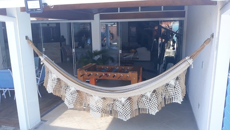 Pebolim e equipamento de academia 