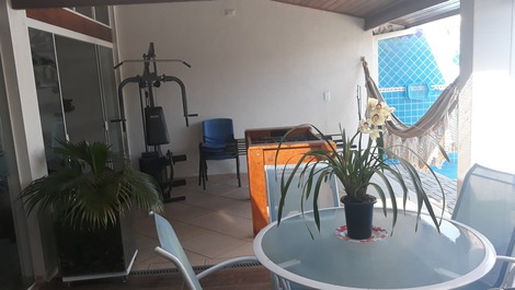 Mesa de pebolim e equipamento de academia 