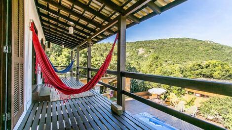 Varanda com vista da piscina