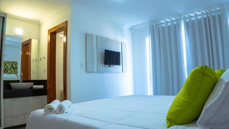 Suíte superior 1, com sacada para a piscina.