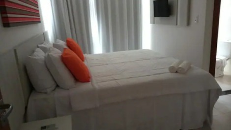 Suíte com cama de casal queen.