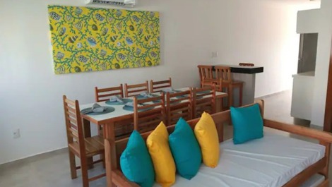 Sala de estar e jantar com mesa para 8 lugares, ventilador de teto e ar-condicionado, separada da co