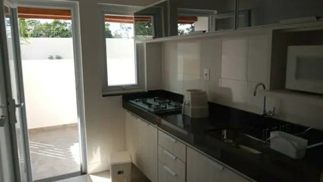 Cozinha completa, com uma ótima geladeira biplex e tudo que precisa para preparação de café-da-manhã