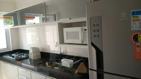 Foto da cozinha com vista para a área de serviço externa, com acesso as duas vagas de garagem.