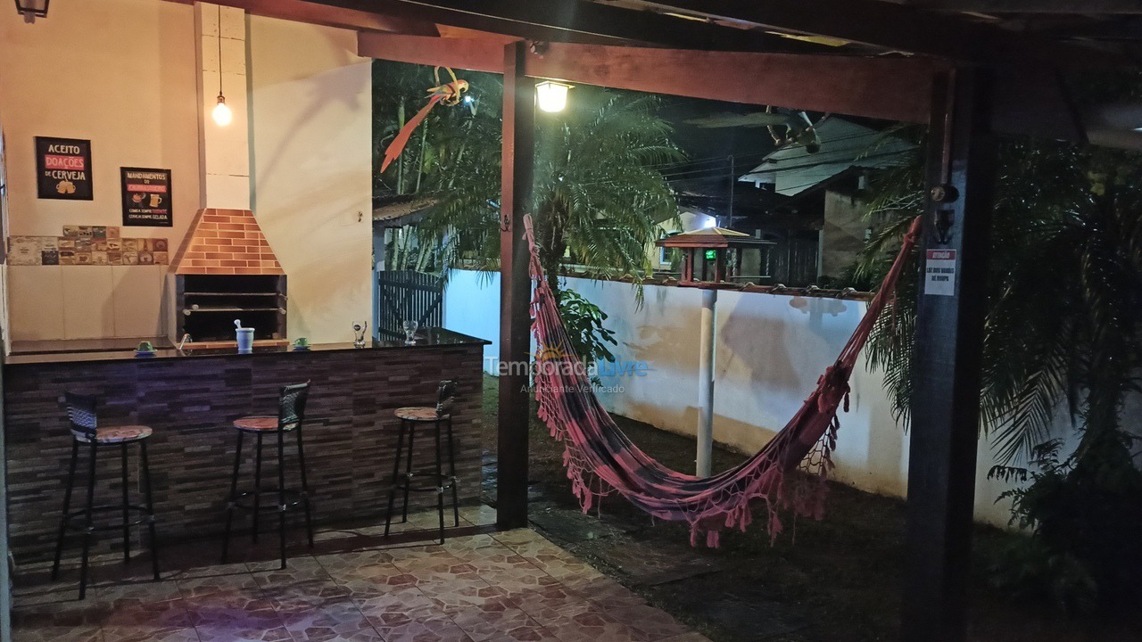 Casa para alquiler de vacaciones em Caraguatatuba (Massaguaçu)