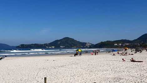 Praia grande vista do lado esquerdo.