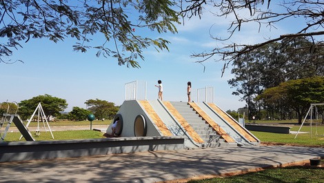 Parquinho livre na praça da fonte (vá andando ou de carro)